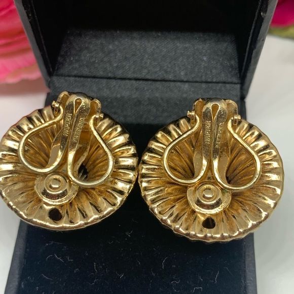 VINTAGE⚜️RARE NAPIER Tufted Golden Domed Clip Earrings - Picture 3 of 6